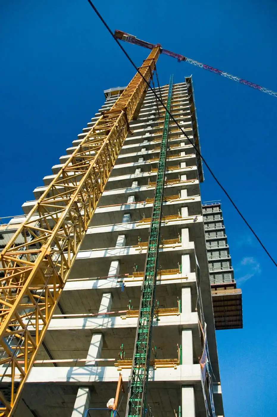 Foto einer Baustelle mit einem großen Gebäude im Bau